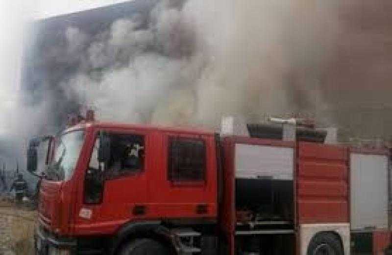 حريق هائل بمصنع إسفنج في المنطقة الصناعية بأنشاص بالشرقية.. والدفع بـ5 سيارات إطفاء