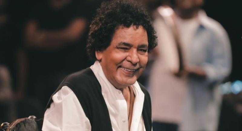 طبيب محمد منير يطمئن جمهوره على حالته الصحية