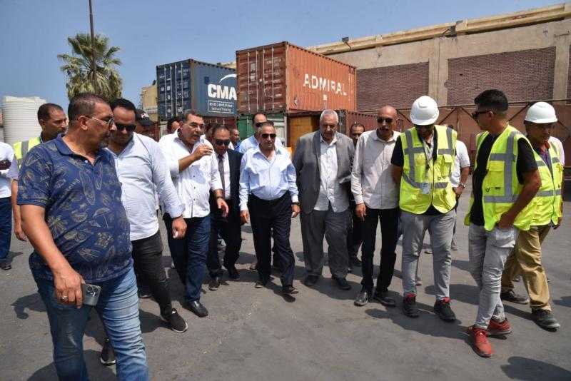 محافظ بورسعيد يتابع سير وانتظام العمل داخل ميناء غرب