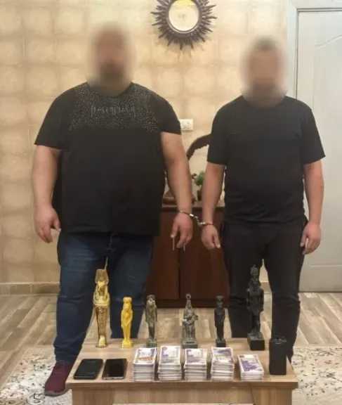 القبض على المتهمين بالتعدي على طالب أمام مدرسة بمصر الجديدة