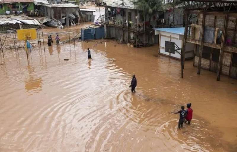 مياه الفيضانات تغرق شوارع نيجيريا
