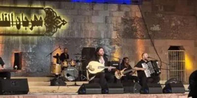 سعد العود يبدأ حفله في مهرجان القلعة للموسيقى والغناء وسط تفاعل الجمهور