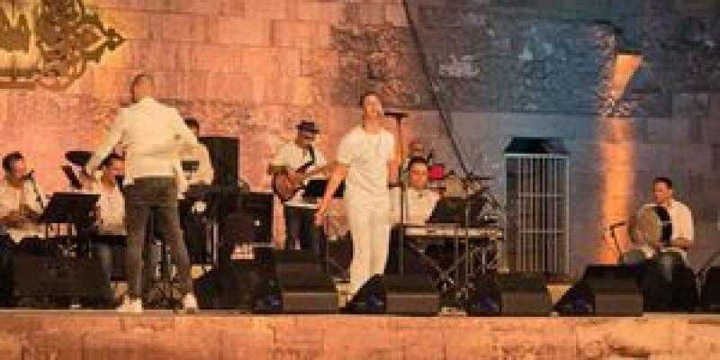 مدحت صالح يبدأ حفله في مهرجان القلعة بأغنية «زي ماهي حبها»