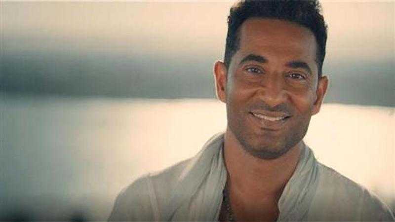 برقم خيالي.. تعرف على سعر قميص الفنان عمرو سعد