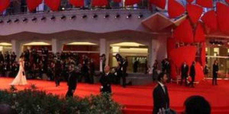 انطلاق حفل افتتاح الدورة 81 من مهرجان فينيسيا السينمائي بحضور حسين فهمي