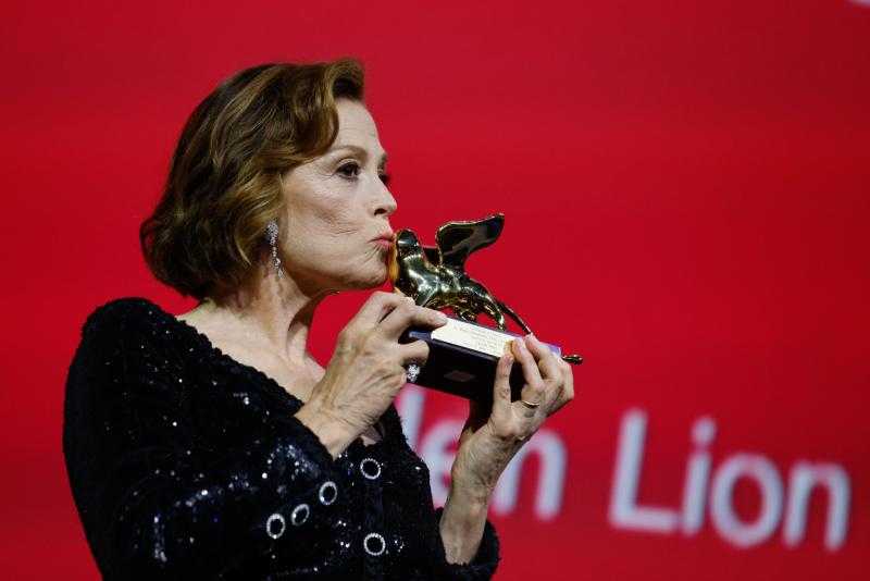 شاهد.. ويفر تفوز بجائزة الأسد الذهبي بمهرجان فينيسيا السينمائي