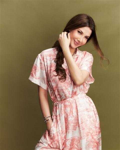 شاهد.. نانسي عجرم تتألق بأناقة فرنسية مبهرة