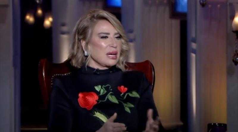 إيناس الدغيدي: «أحمد زكي ضرب نفسه بالشبشب علشان زعلني»