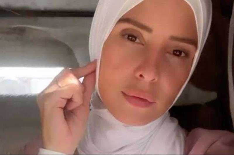 الفنانة إيمان العاصي ترتدي الحجاب