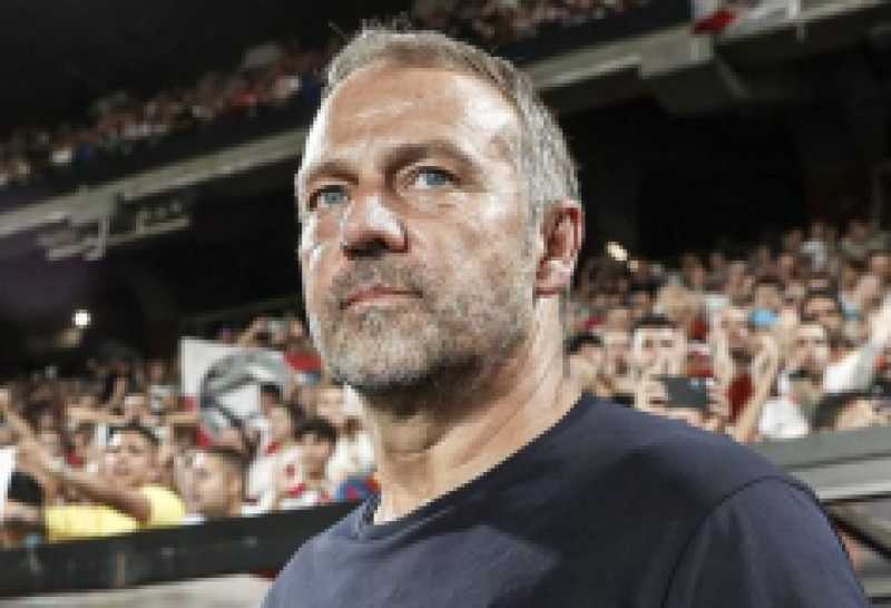 هانزي فليك يُعلن قائمة برشلونة لمواجهة فالنسيا.. غياب دي يونج ويامال