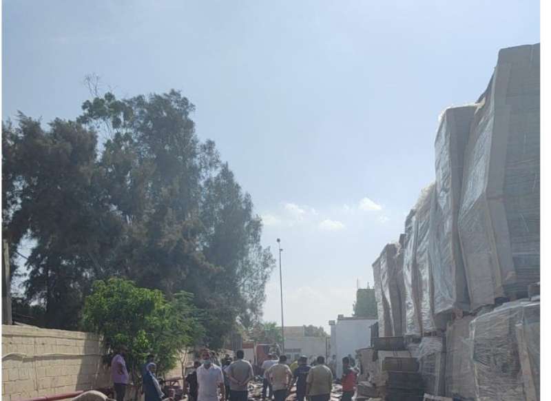 حريق هائل داخل مصنع 
