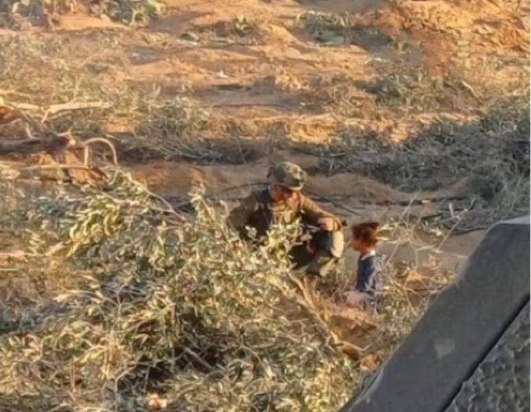 جندي إسرائيل و طفلة فلسطينية