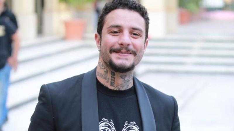 أحمد الفيشاوي يشارك متابعيه يصورة مع ابنه تيتوس