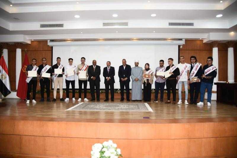 محافظ بورسعيد يكرم أوائل الثانوية العامة والأزهرية والدبلومات الفنية بالمحافظة