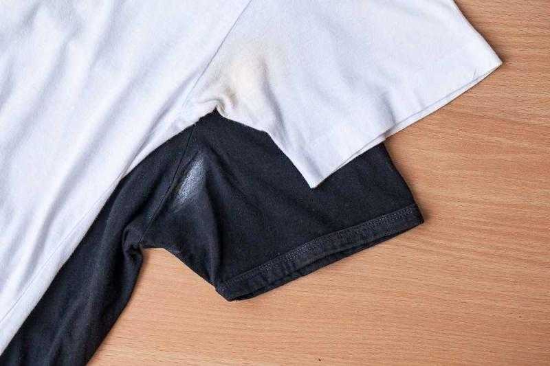 موجودة في كل مطبخ.. طرق طبيعية للتخلص من بقع العرق على الملابس