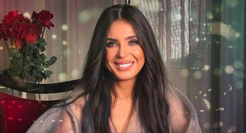 دينا تكشف سبب رشاقتها وسر شبابها: عمري ما نمت بمكياج ومباكلش غير مرة في اليوم