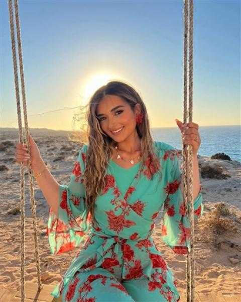 شاهد.. ملك أحمد زاهر في أحدث جلسة تصوير على البحر