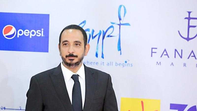 طارق الجنايني يتلقى العزاء في والده اليوم