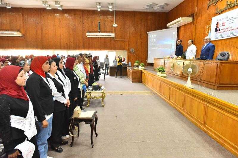 محافظ أسيوط يلتقي الرائدات الريفيات لحثهم على توعية المواطنين بالمبادرة الرئاسية ”بداية” وقضايا حرق المخلفات والتقنين والتصالح