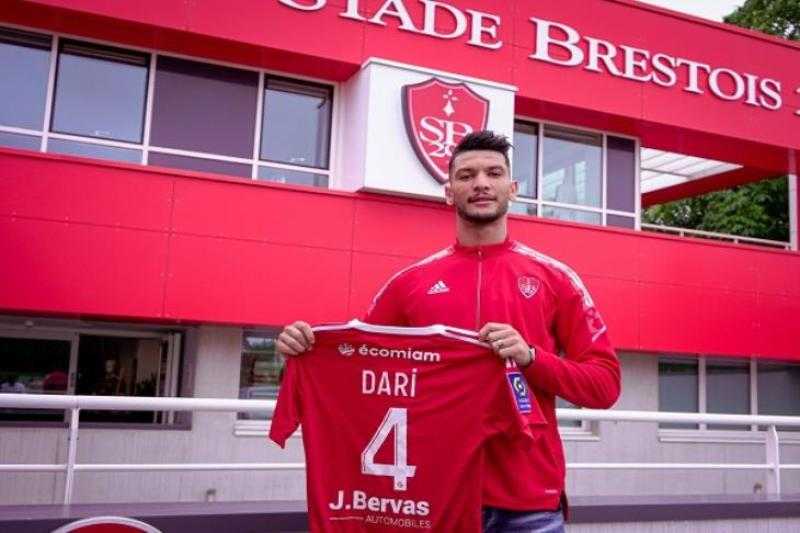 مدرب منتخب المغرب يُعدد مزايا أشرف داري في صفقة الأهلي الجديدة