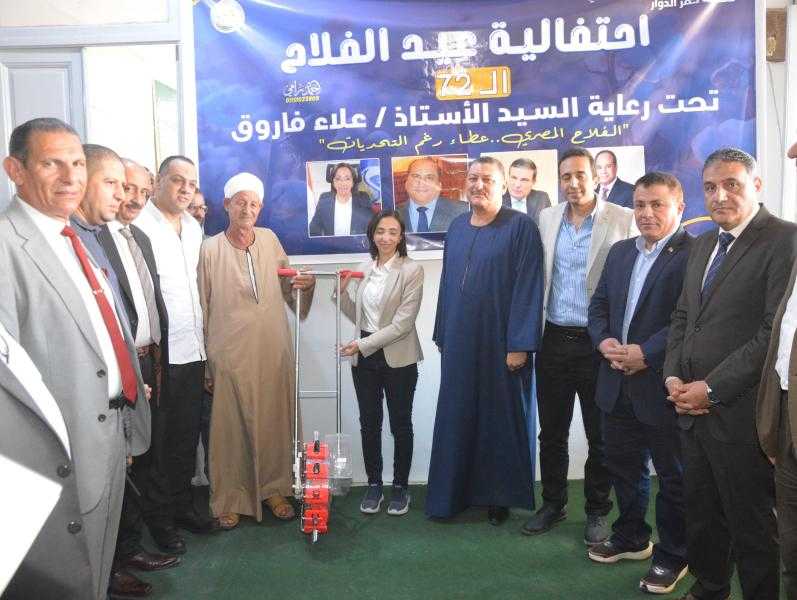 محافظ البحيرة توزع عقود تمليك وعدد من المعدات الزراعية وشهادات التقدير لعدد من أبطال الإنتاج الزراعي والحيواني