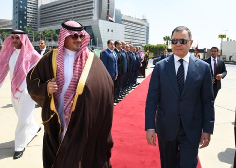 وزير الداخلية يودع نظيره السعودي بمطار القاهرة