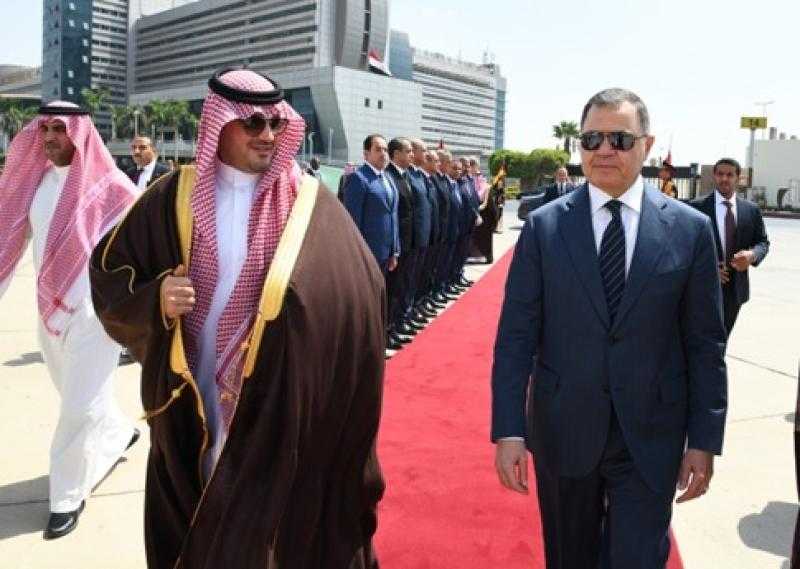 وزير الداخلية يودع نظيره السعودي بمطار القاهرة.. والأمير عبد العزيز يشيد بقدرات الشرطة المصرية