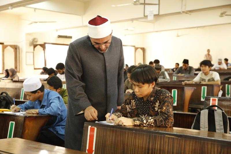 الدكتور هاني عودة يتفقد اختبارات العقيدة في الجامع الأزهر