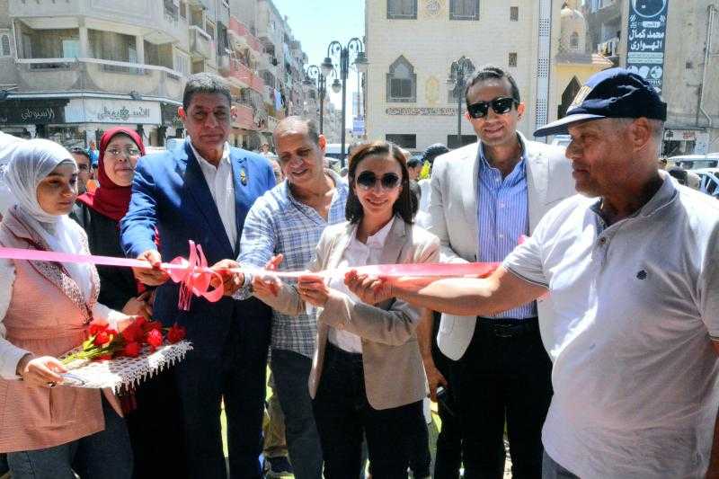 محافظ البحيرة تفتتح معرض أهلاً مدارس بأبو حمص بتخفيضات تنافسية