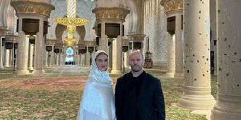 ظهر برفقة خطيبته بالحجاب.. ما حقيقة زيارة جيسون ستاثام لمسجد أبو ظبي؟