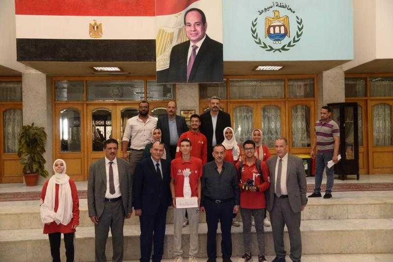 محافظ أسيوط يلتقي طلاب مدرسة ضيف الله الدولية للتكنولوجيا التطبيقية لاستعراض بعض المشروعات التكنولوجية الذكية وتقديم كامل الدعم لهم