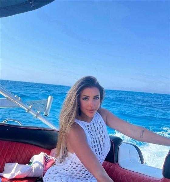 سارة سلامة تبهر جمهورها بإطلالة صيفية جديدة