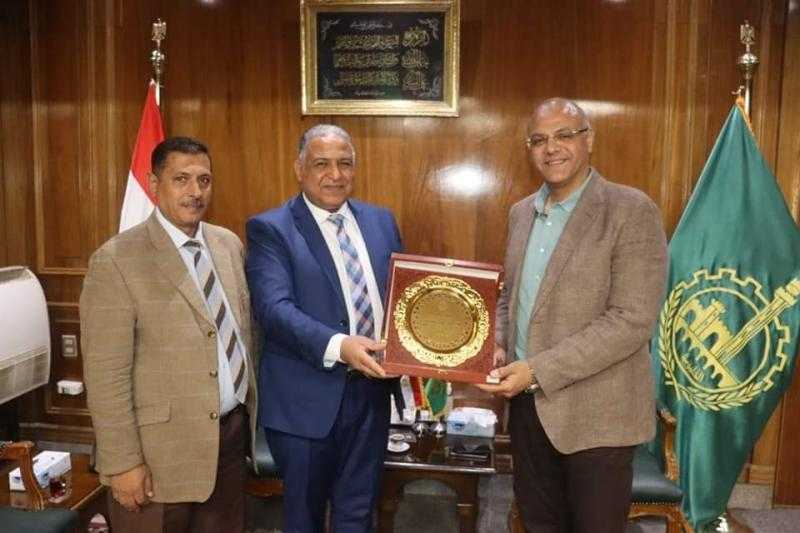 محافظ القليوبية ونائب رئيس جامعة الأزهر يناقشان تعزيز التعاون لتوفير بيئة جامعية آمنة للطالبات