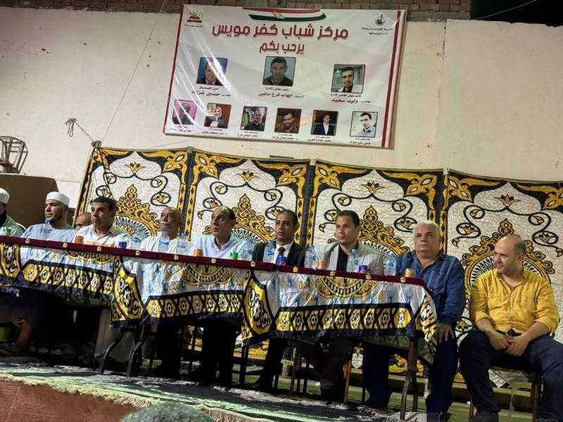 اللواء مجدي سيف ومدير الرياضة بالقليوبية يكرمان المتفوقين علميًا في مركز شباب كفر مويس