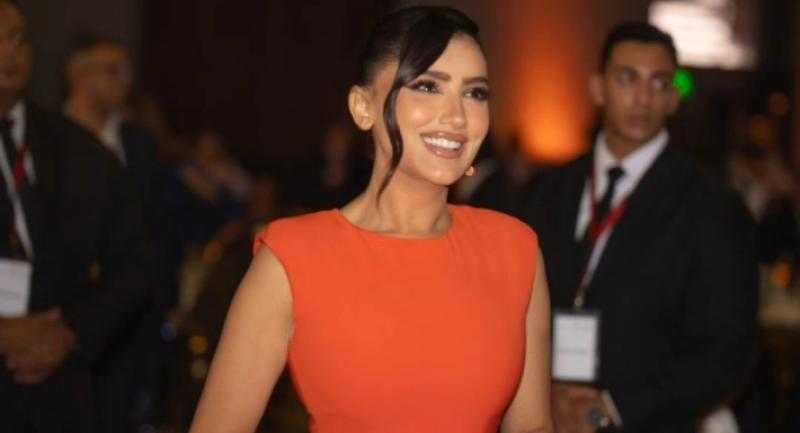 مي عمر تخطف الأنظار بإطلالة ناعمة