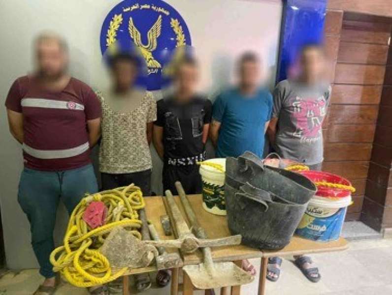 المتهمين بالتنقيب عن الآثار 