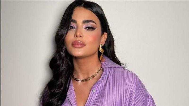 أسماء جلال تخطف الأنظار بإطلالة جريئة