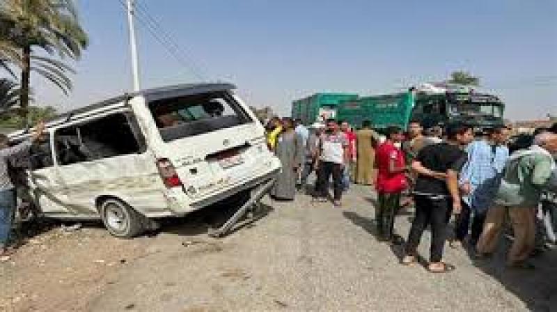 حادث تصادم نقل مع ميكروباص