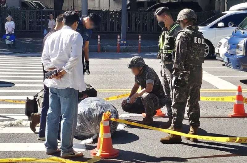 جنود الجيش يفحصون بالونا أرسلته كوريا الشمالية بعد سقوطه غرب العاصمة سول