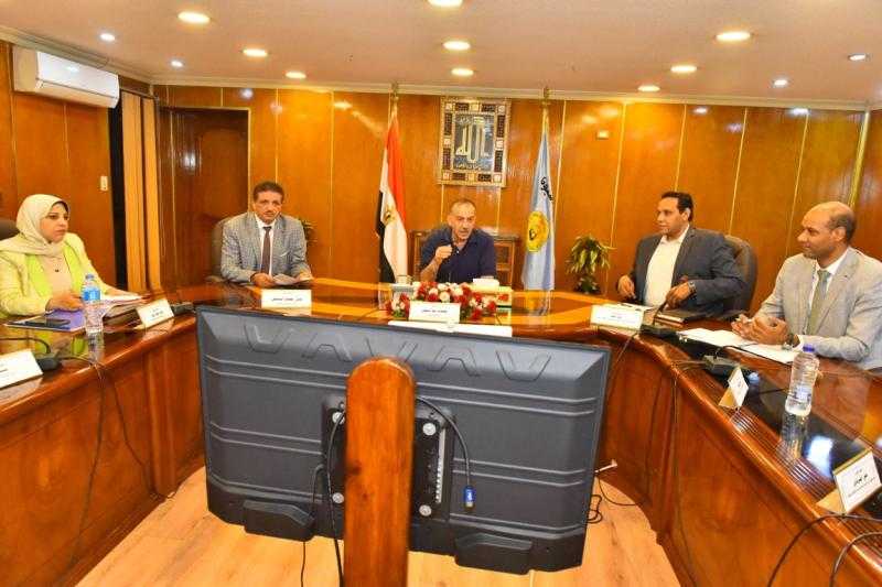 محافظ أسيوط يترأس اجتماعاً لمناقشة معدلات تنفيذ مشروعات المبادرة الرئاسية حياة كريمة بالمراكز والقرى
