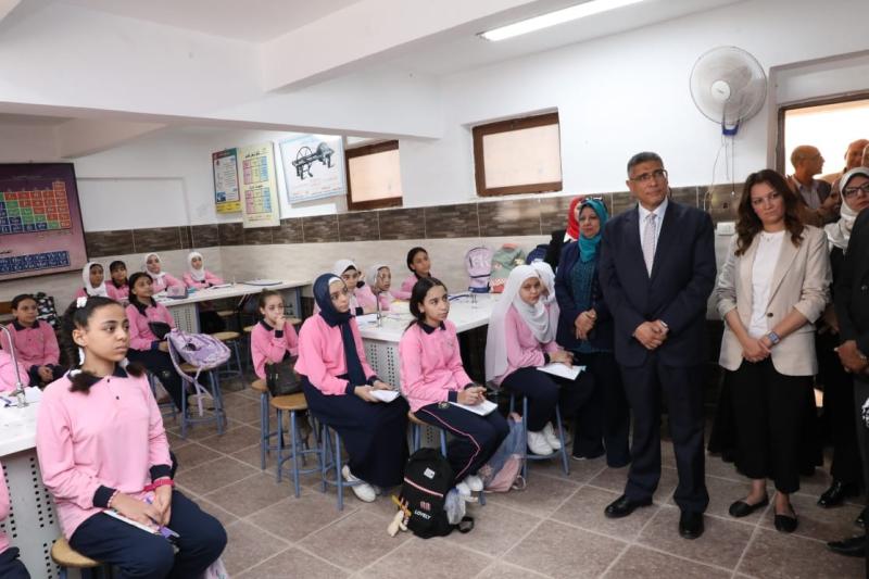 محافظ الجيزة يتفقد مدارس العمرانية والدقي وجنوب الجيزة لمتابعة انتظام العام الدراسي الجديد