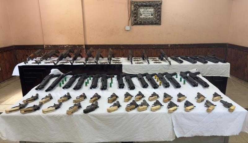 ضبط 34 سلاحًا ناريًا و15 قضية مخدرات في أسوان وأسيوط