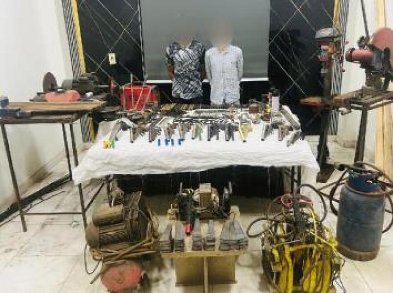 ورشة تصنيع اسلحة نارية 