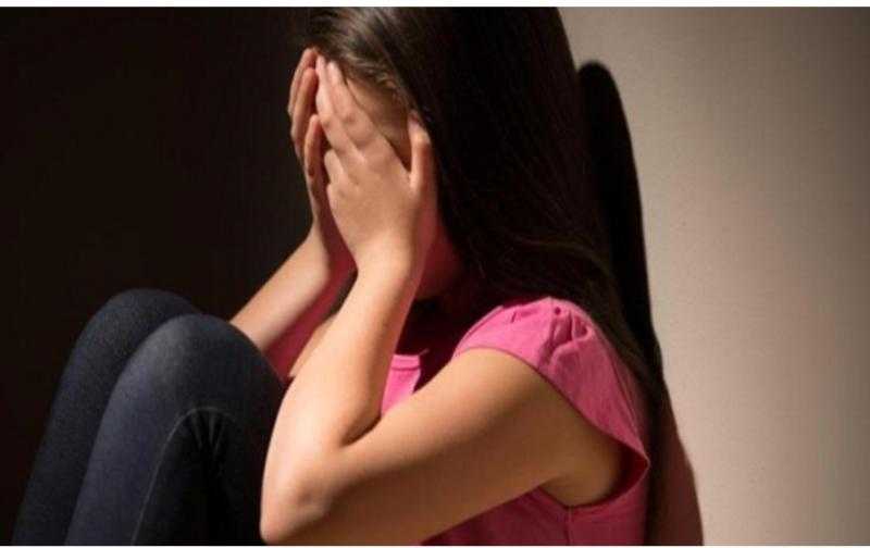 حبس المتهم باحتجاز ابنته وتعذيبها في قنا