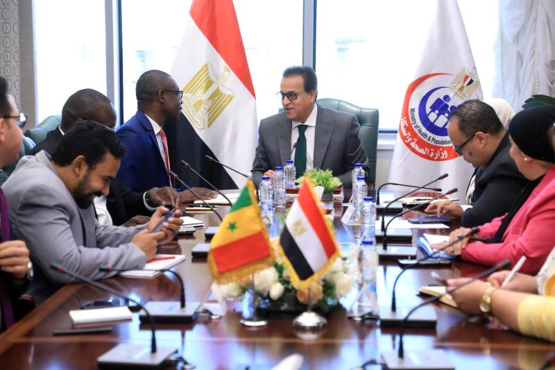 وزير الصحة والسكان 