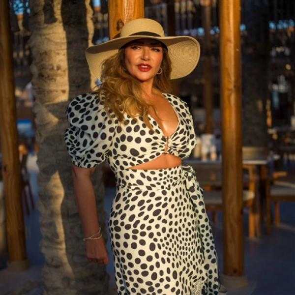 شاهد.. ليلى علوي في جلسة تصوير جديدة بإطلالة جرئية