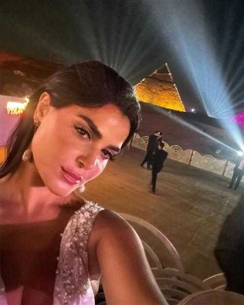 شاهد.. إطلالة جريئة لـ ”رانيا منصور” في أحدث جلسة تصوير