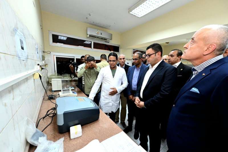 وزير الإسكان ومحافظ الأقصر يتابعان سير العمل بمحطة تنقية مياه الشرب