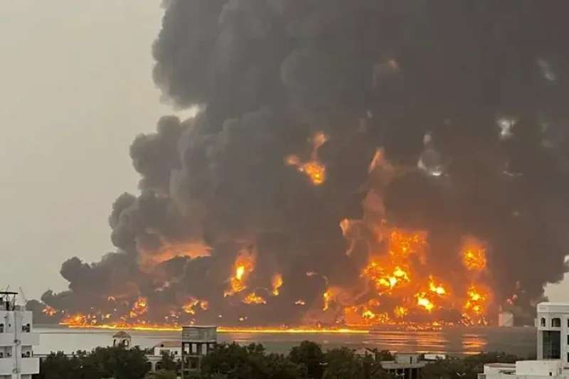 نيران جراء هجمات إسرائيلية على ميناء الحديدة اليمني