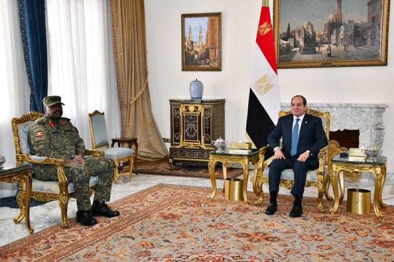 السيسي يشيد بالعلاقات الثنائية مع أوغندا خلال لقائه بقائد قوات الدفاع الشعبية